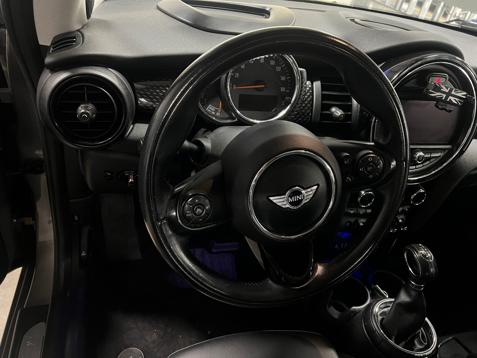 Thumbnail: 2017 MINI Cooper Hardtop - 4