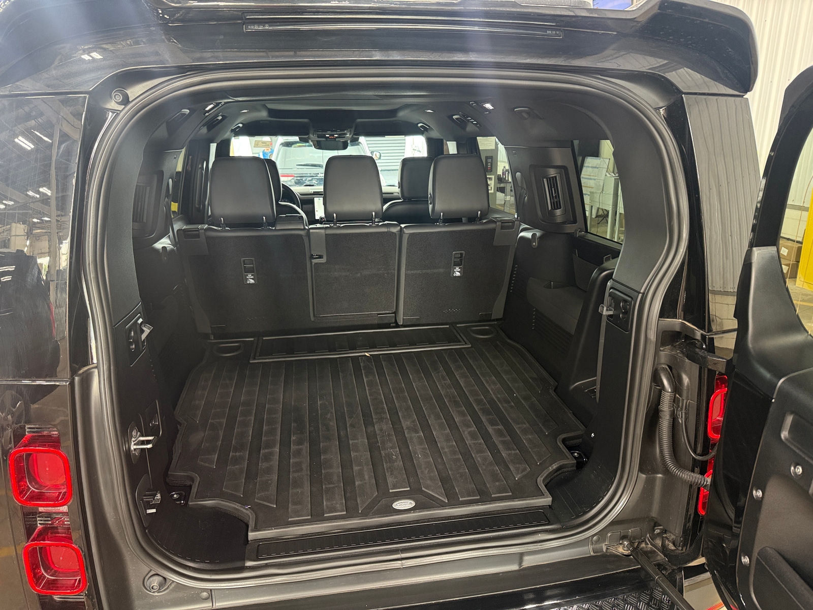 Thumbnail: 2023 Land Rover Defender - 6