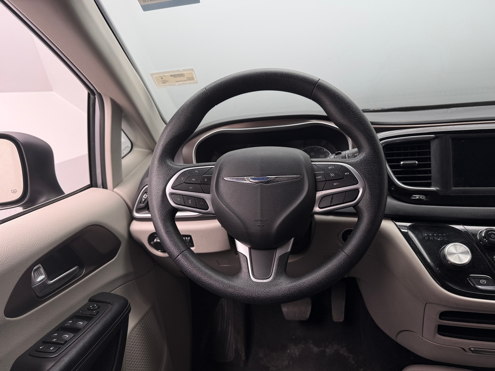 Thumbnail: 2020 Chrysler Voyager - 5