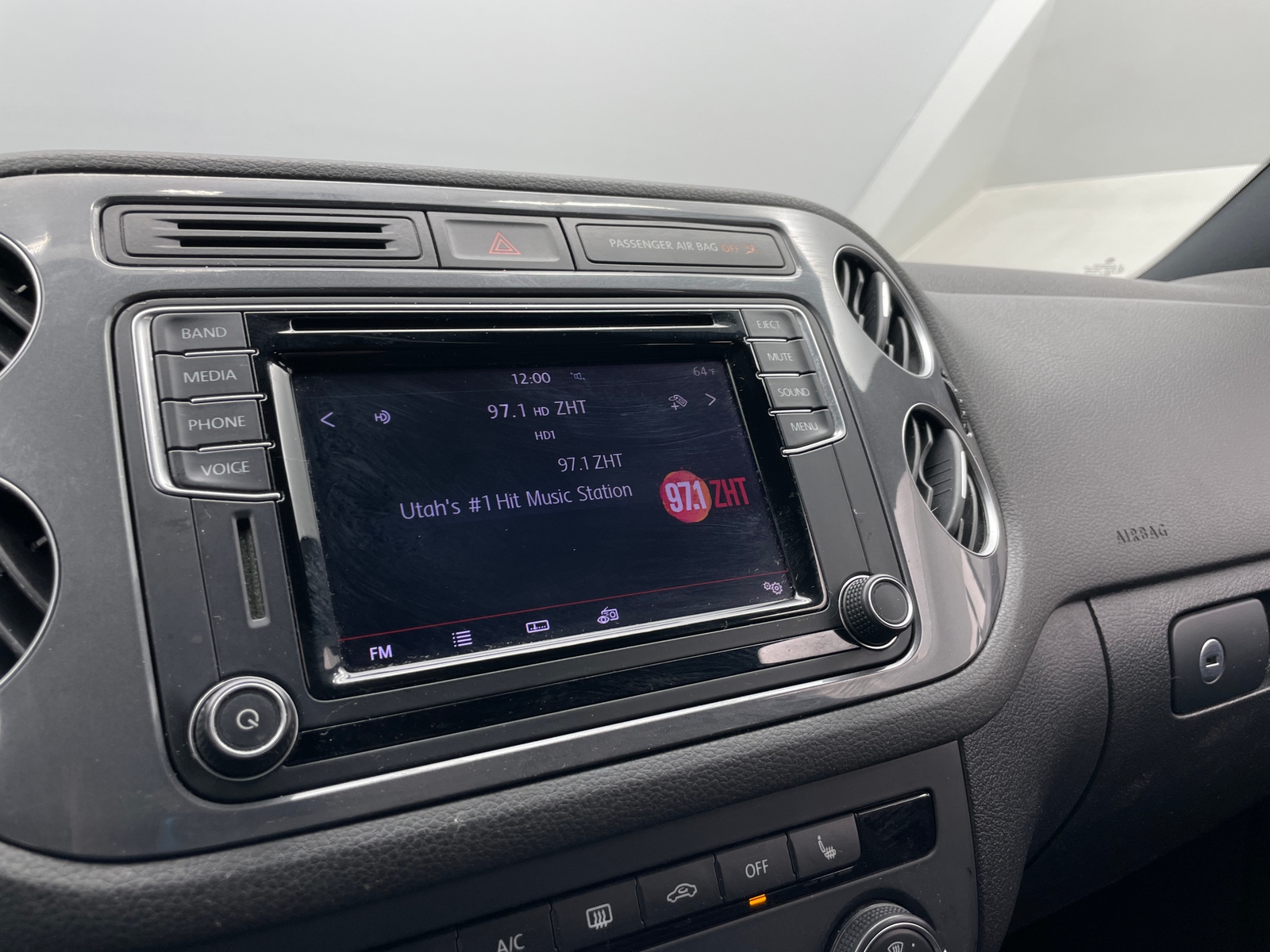 Thumbnail: 2016 Volkswagen Tiguan - 4