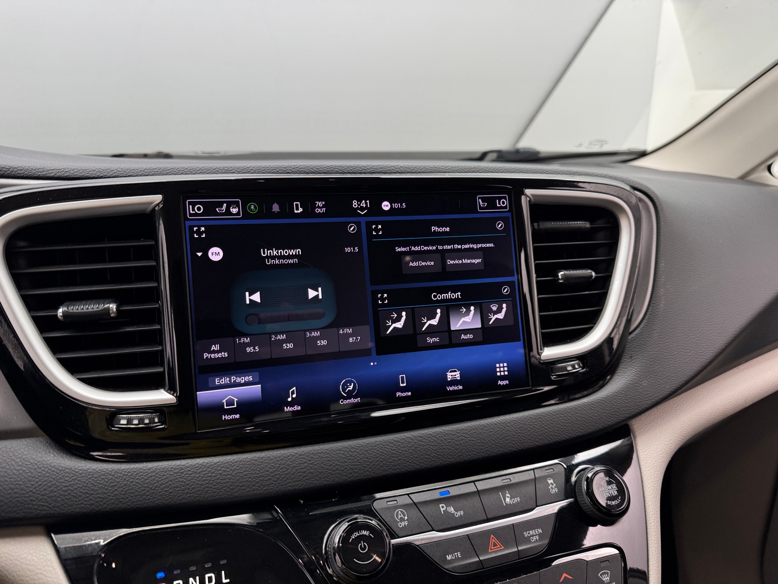 Thumbnail: 2023 Chrysler Pacifica - 3