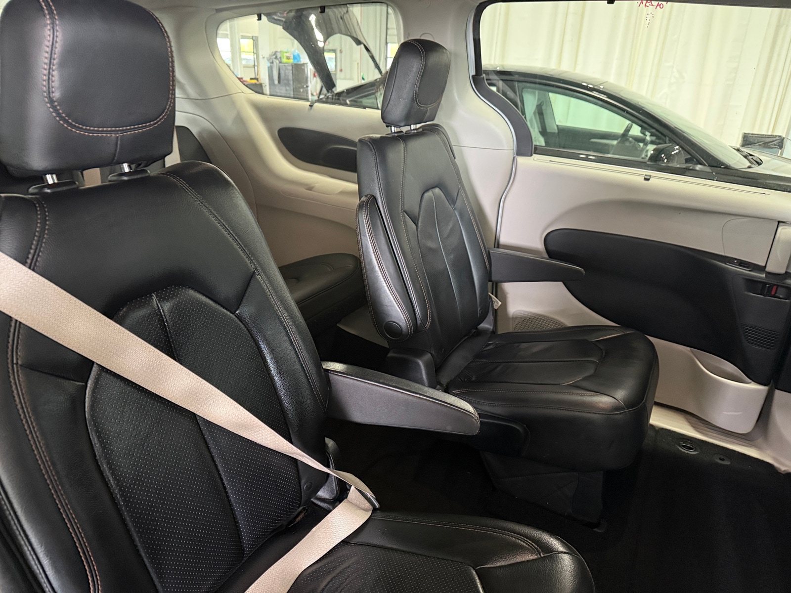 Thumbnail: 2018 Chrysler Pacifica - 5