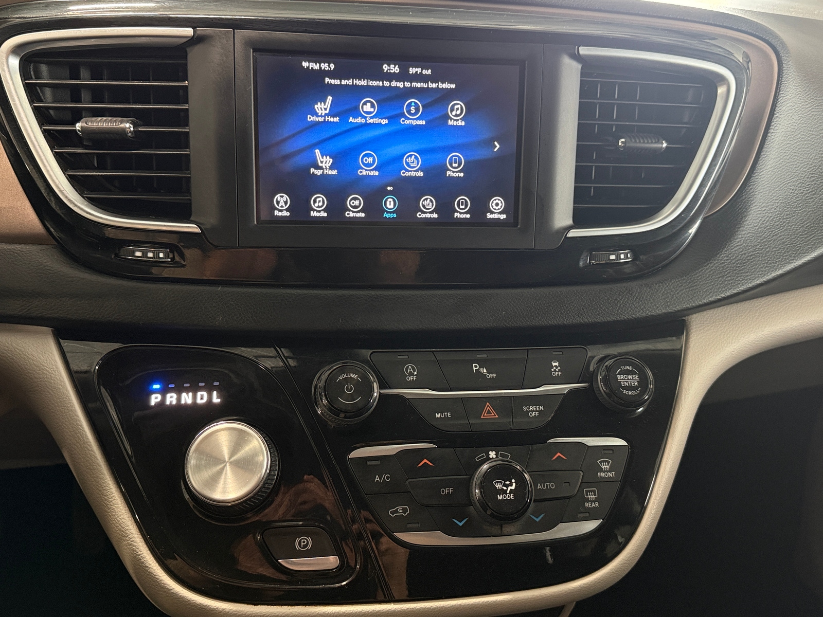 Thumbnail: 2018 Chrysler Pacifica - 3