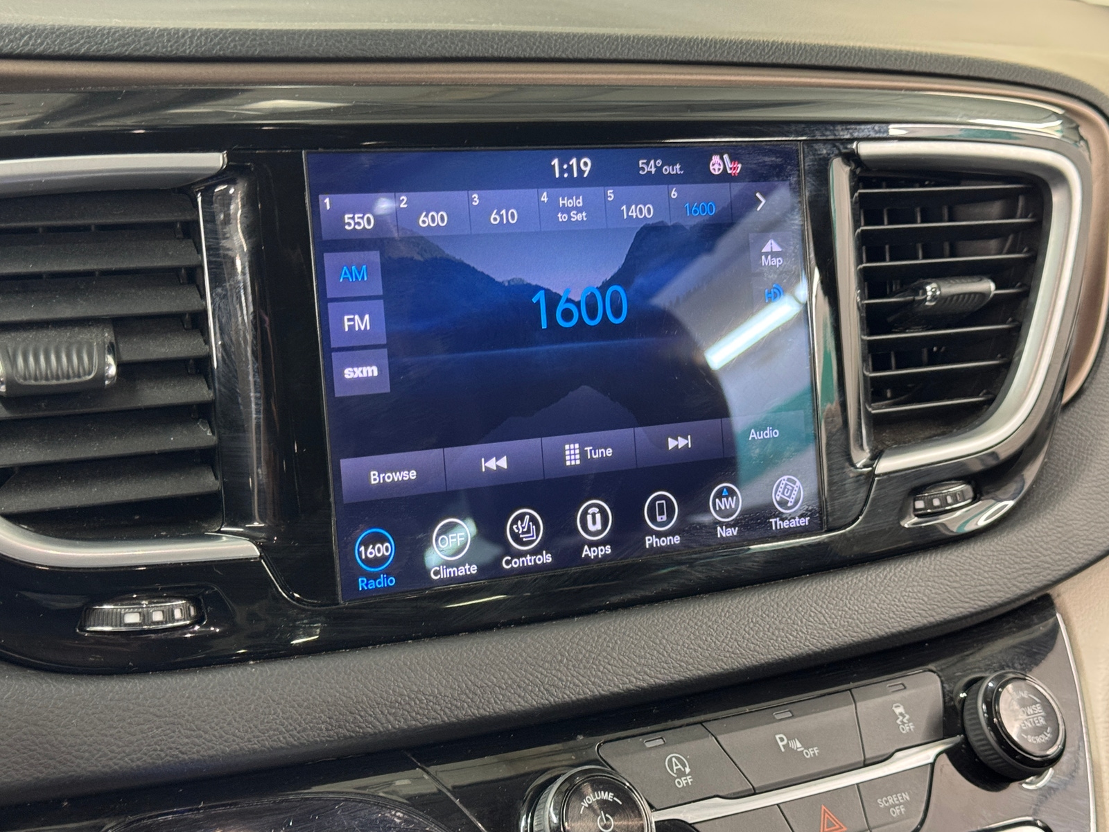 Thumbnail: 2018 Chrysler Pacifica - 3