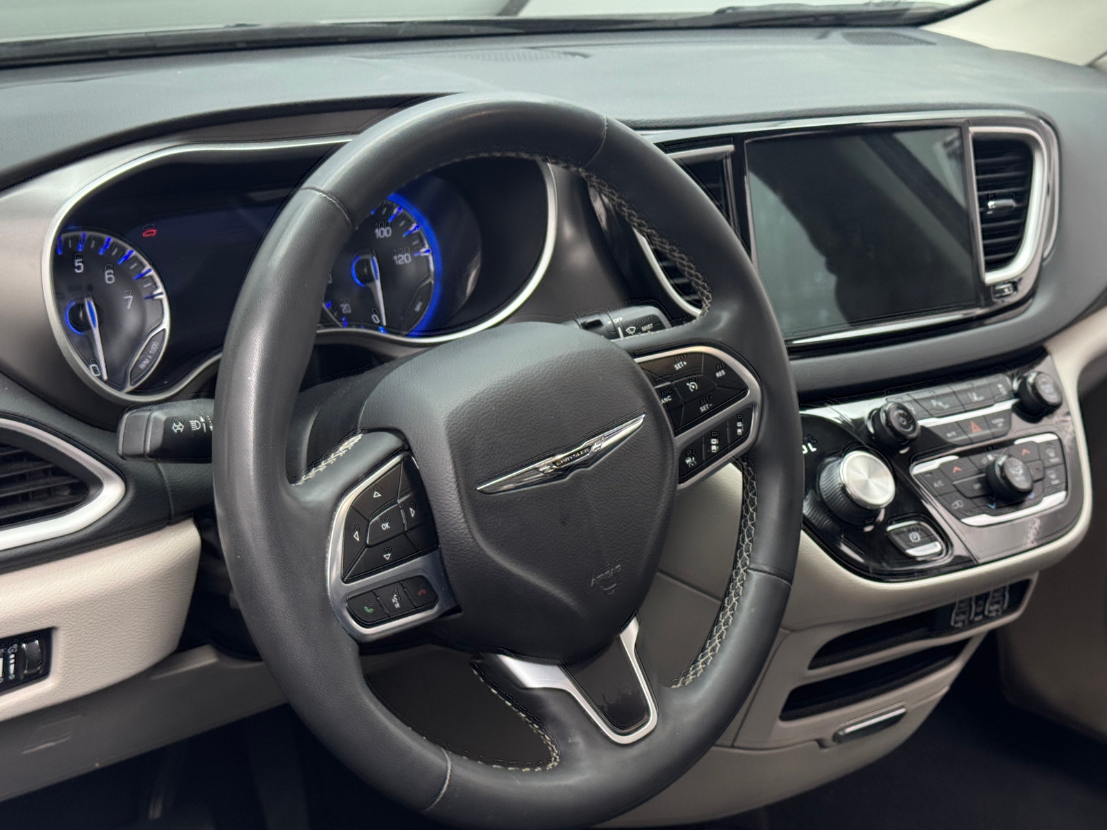 Thumbnail: 2023 Chrysler Pacifica - 4