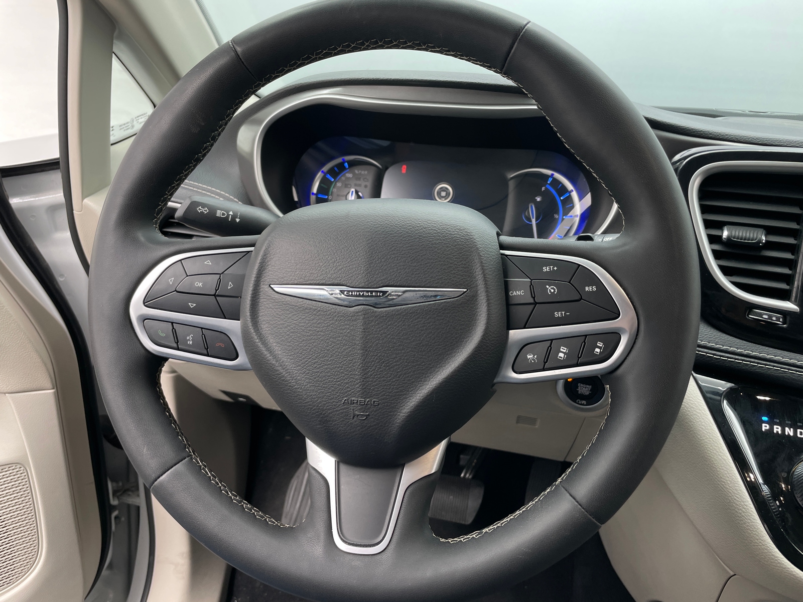 Thumbnail: 2023 Chrysler Pacifica - 4