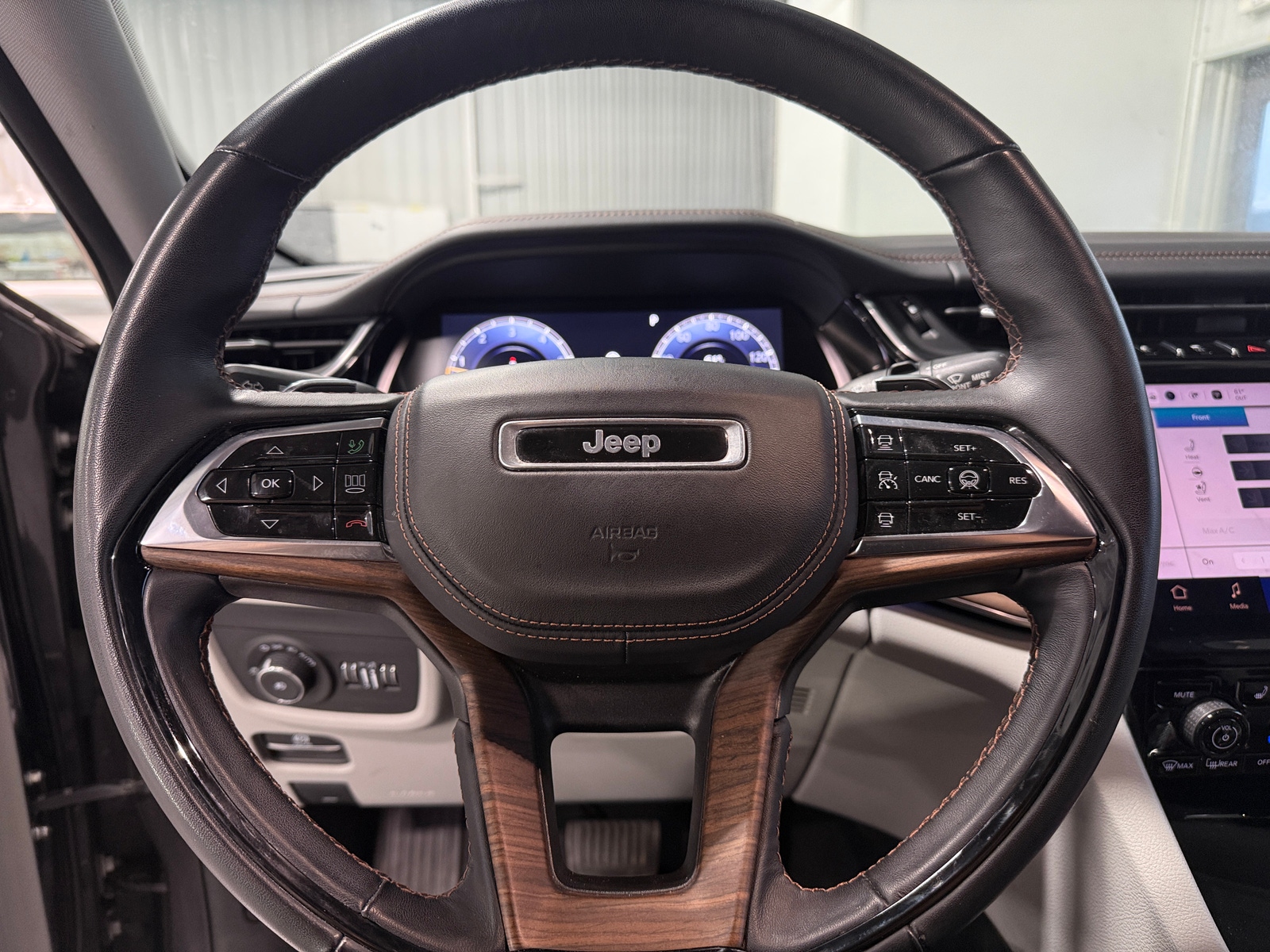 Thumbnail: 2022 Jeep Grand Cherokee - 4