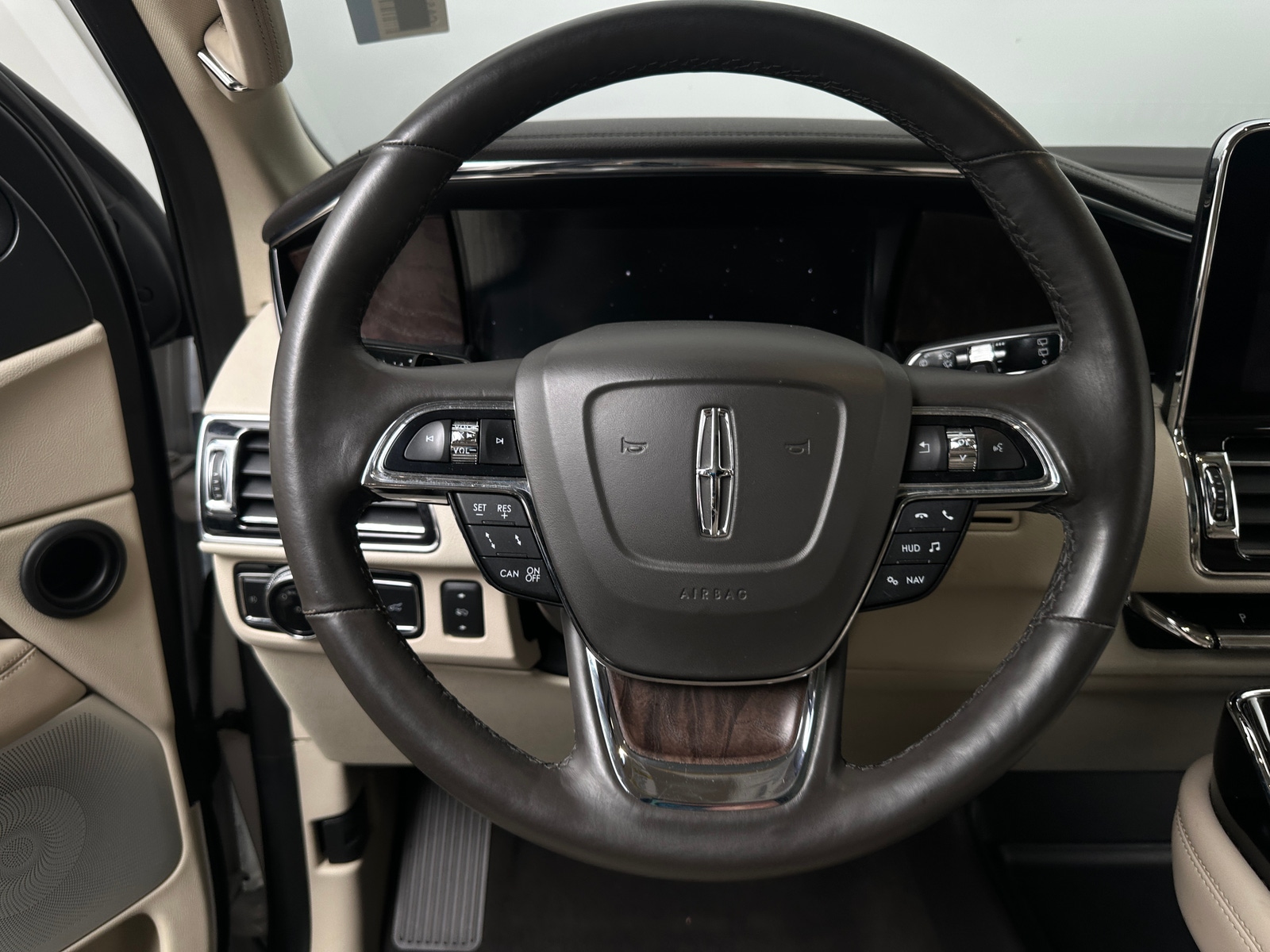 Thumbnail: 2019 Lincoln Navigator - 4