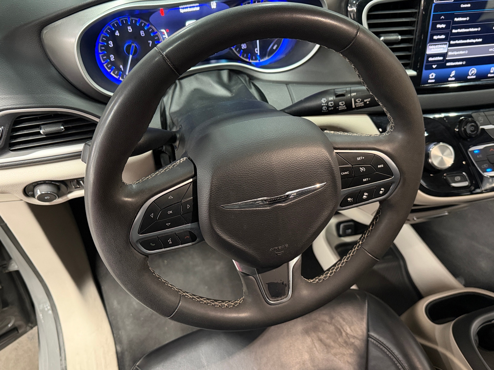 Thumbnail: 2023 Chrysler Pacifica - 4