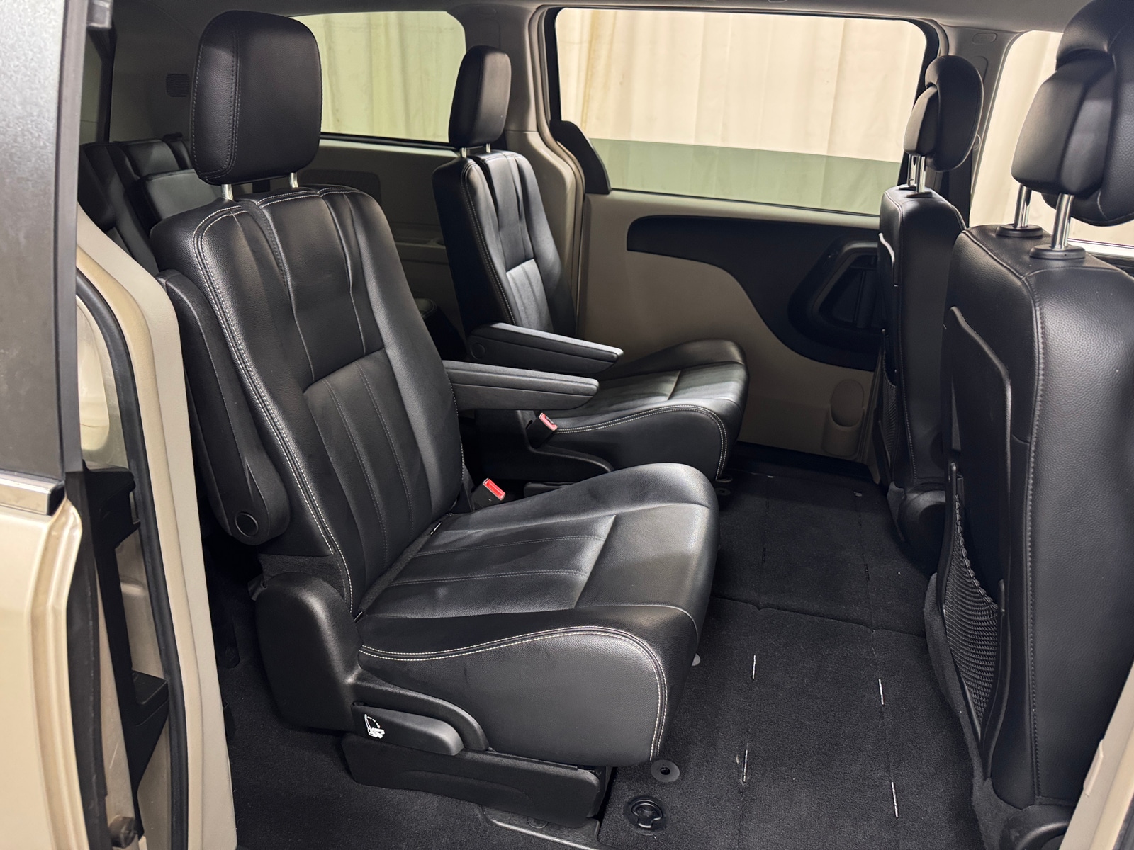 Thumbnail: 2014 Chrysler Town & Country - 5