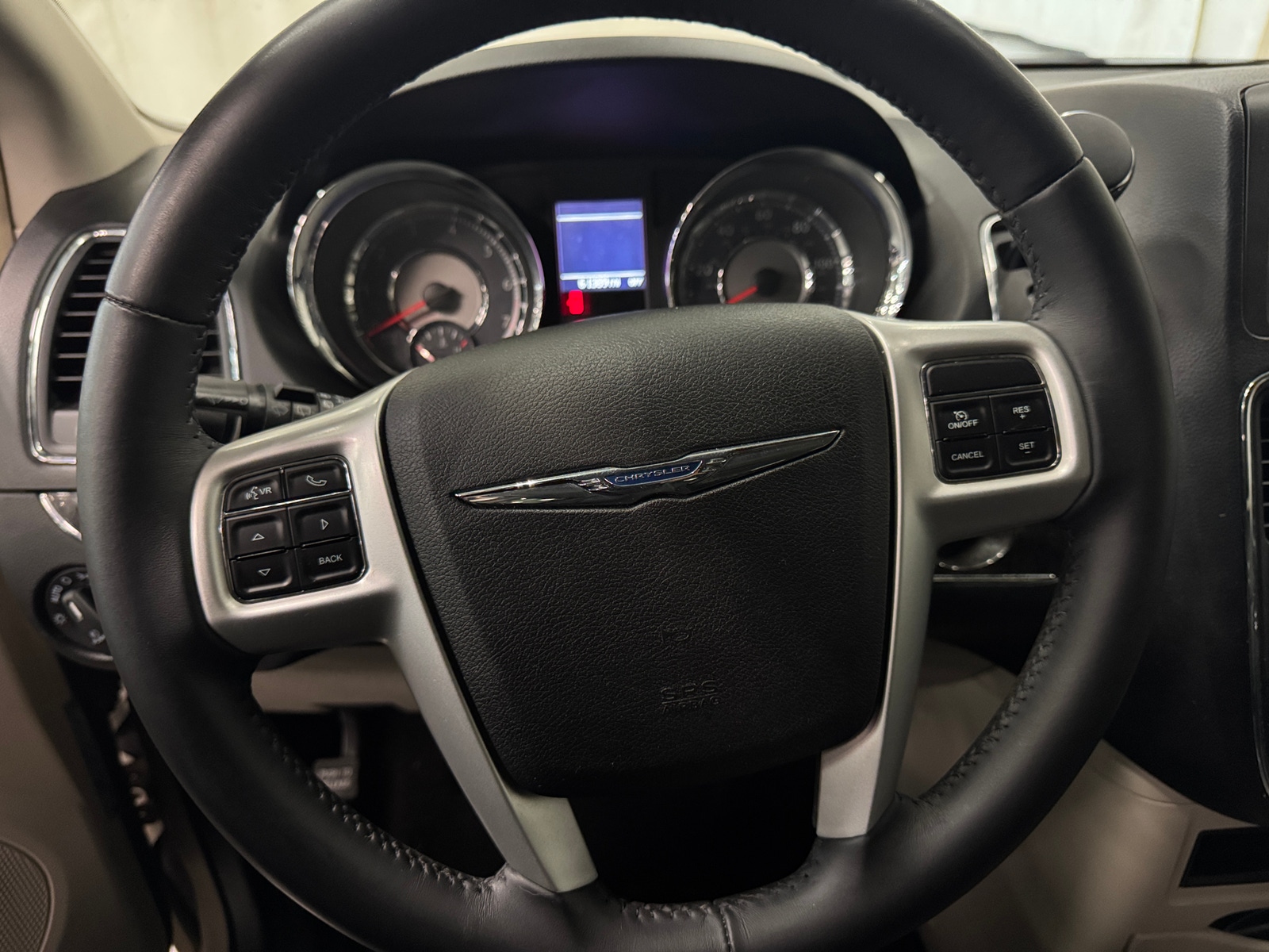 Thumbnail: 2014 Chrysler Town & Country - 4