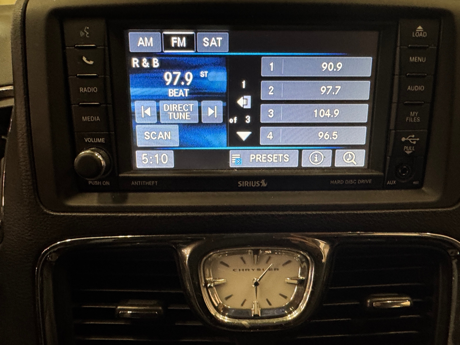 Thumbnail: 2014 Chrysler Town & Country - 3