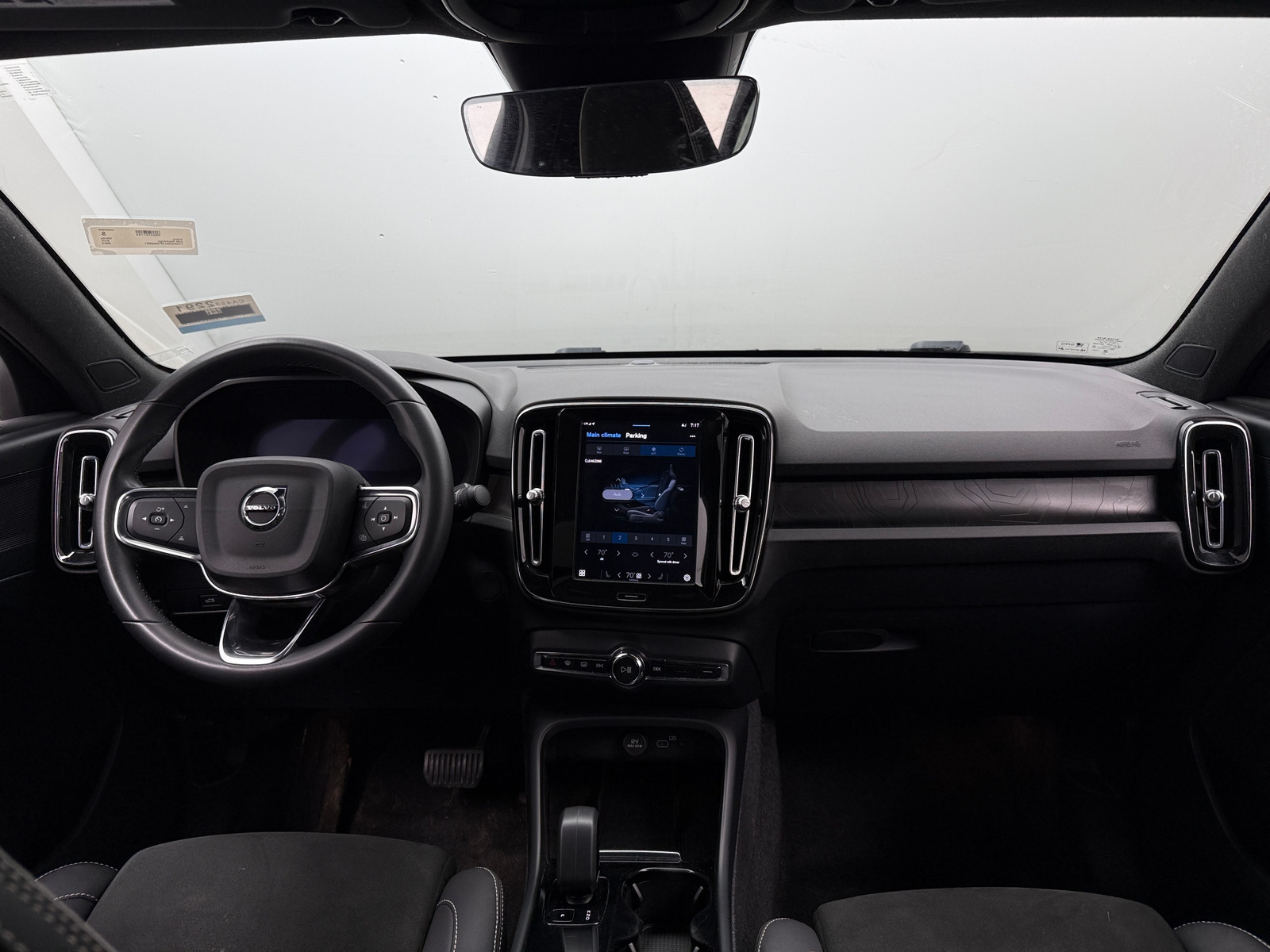 Thumbnail: 2023 Volvo C40 - 3