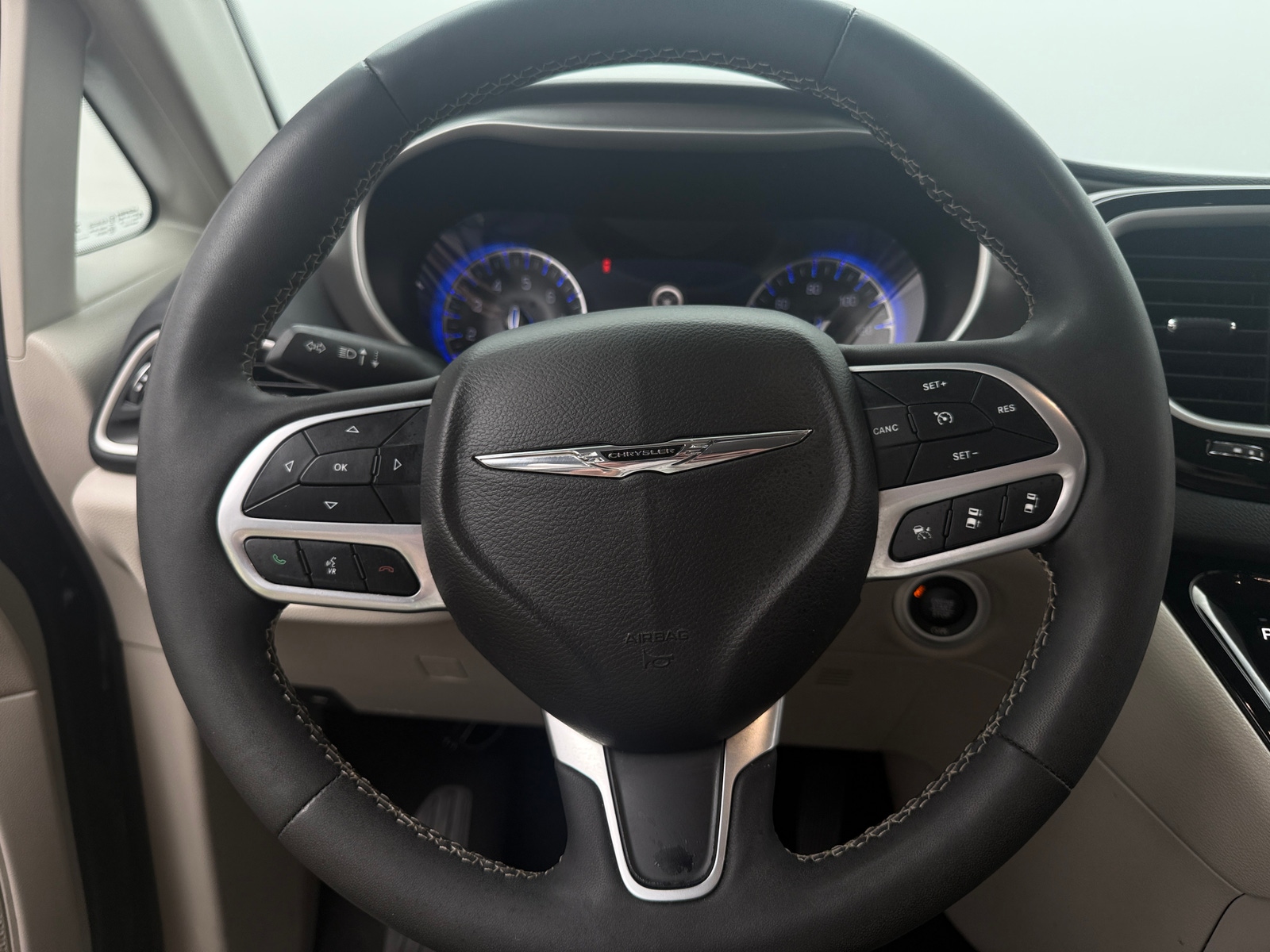 Thumbnail: 2023 Chrysler Pacifica - 4