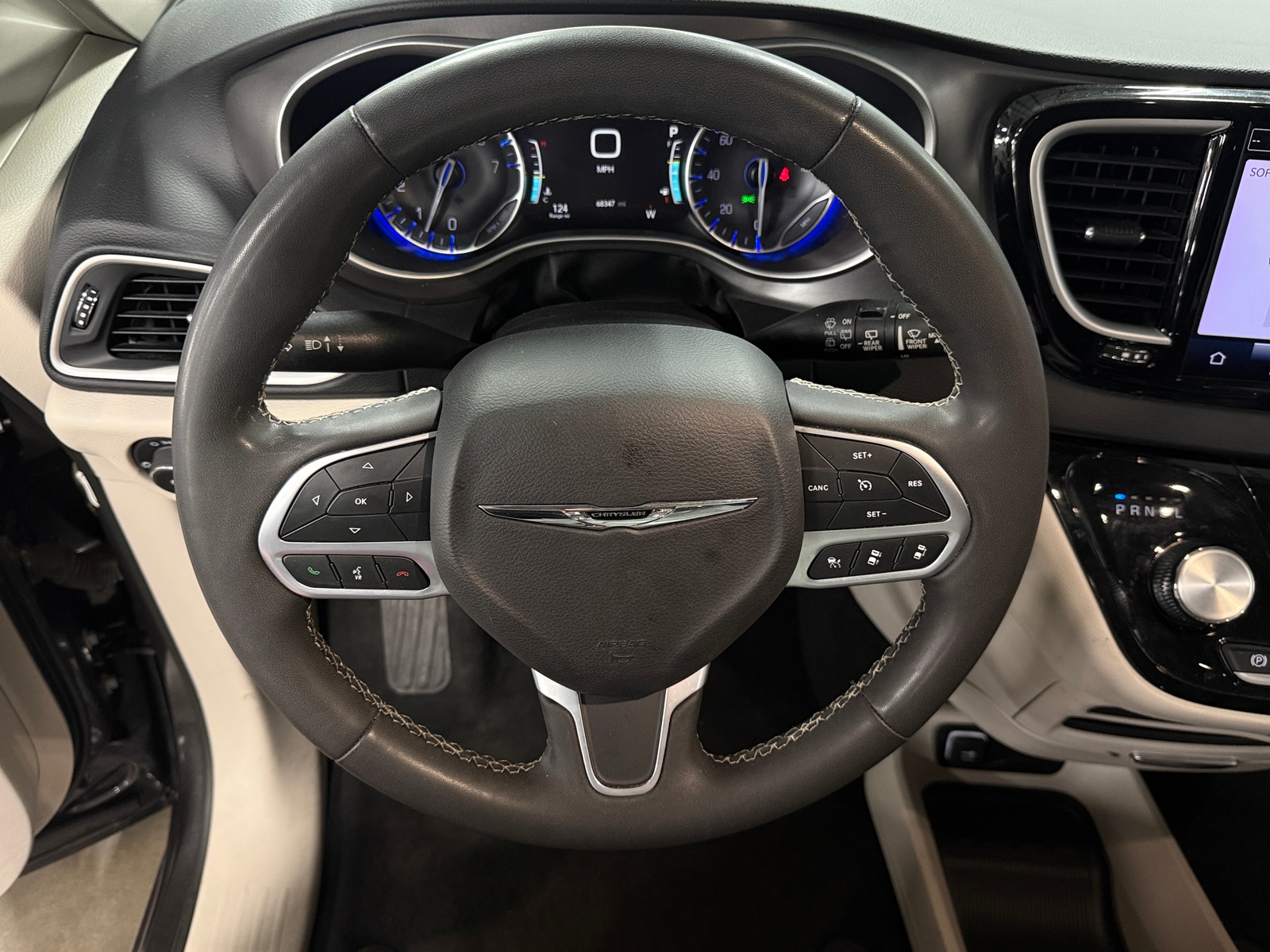 Thumbnail: 2023 Chrysler Pacifica - 4