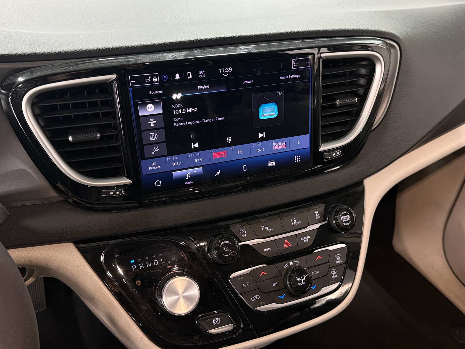 Thumbnail: 2023 Chrysler Pacifica - 3