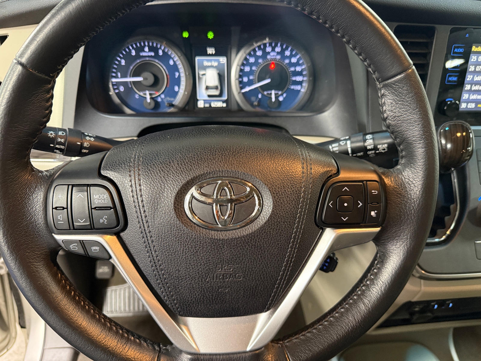 Thumbnail: 2017 Toyota Sienna - 4