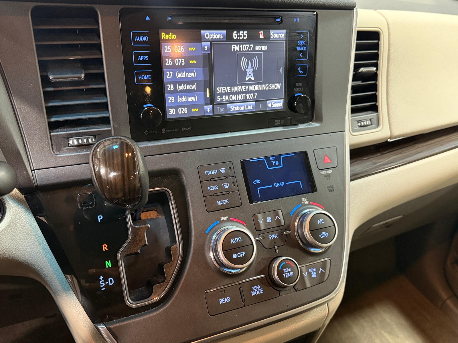 Thumbnail: 2017 Toyota Sienna - 3