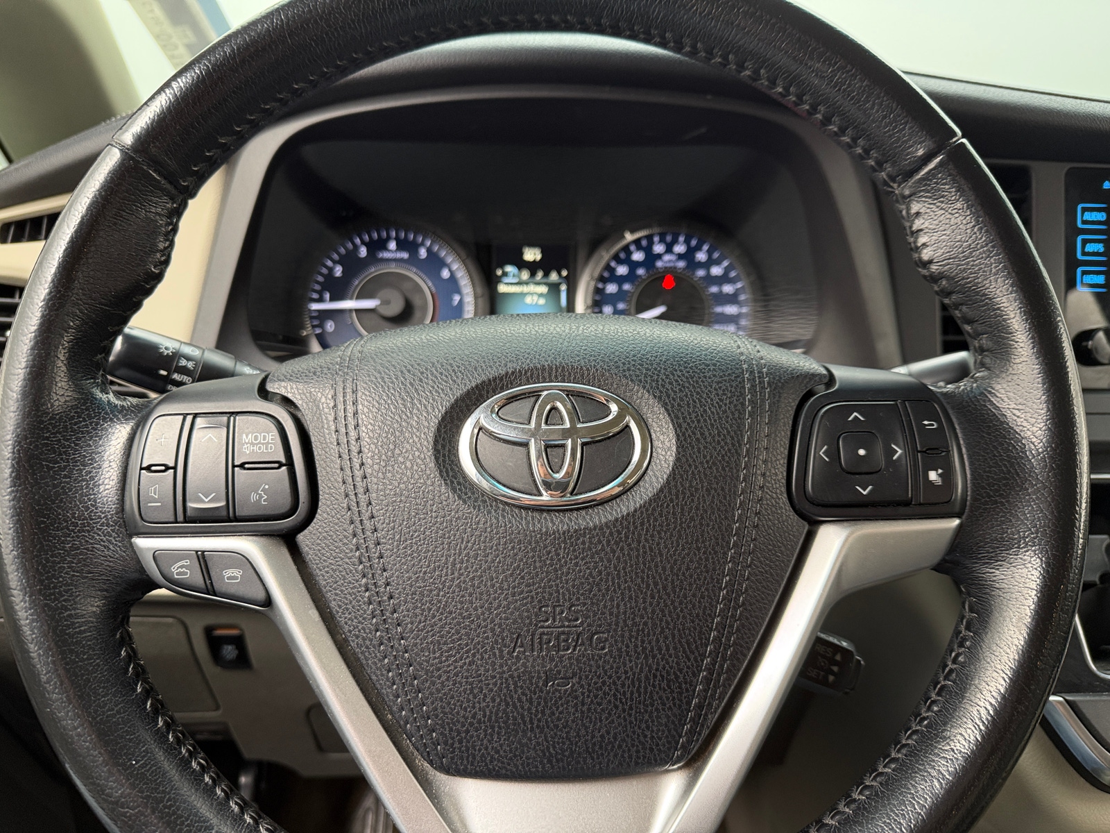 Thumbnail: 2016 Toyota Sienna - 5