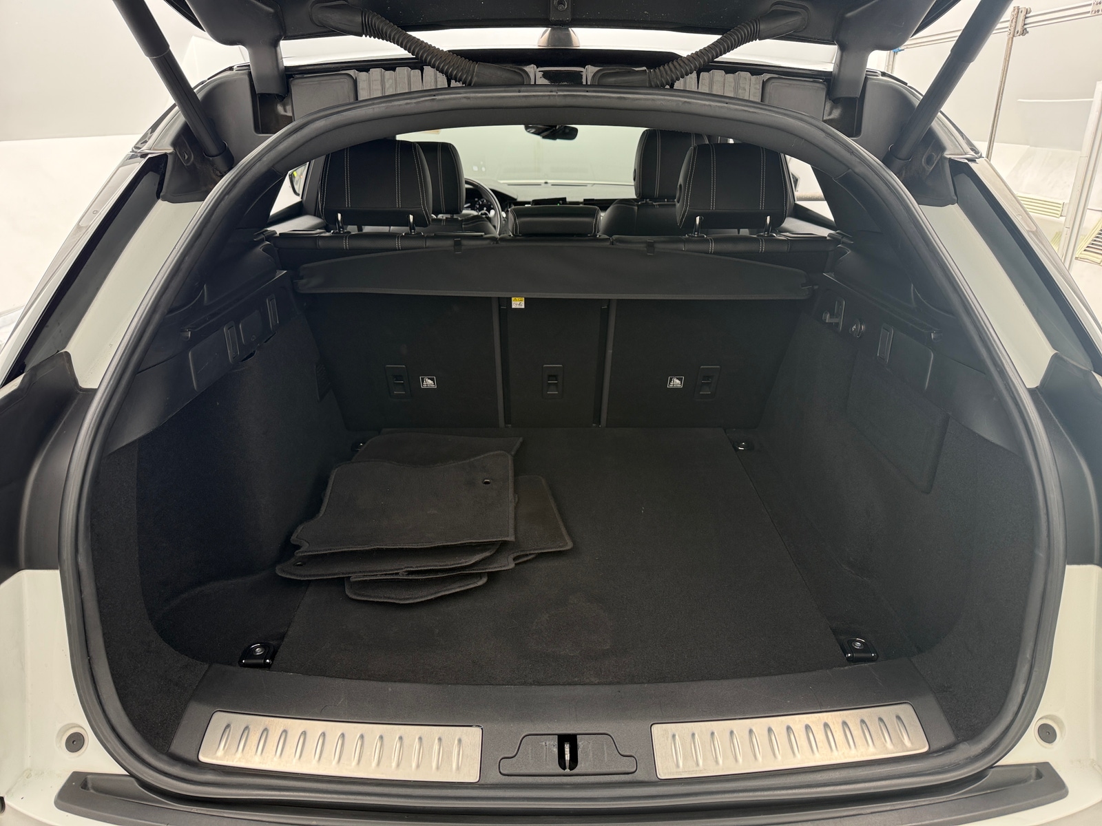 Thumbnail: 2020 Land Rover Range Rover Velar - 6