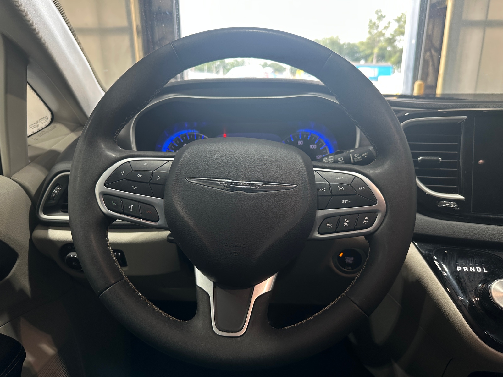 Thumbnail: 2023 Chrysler Pacifica - 4