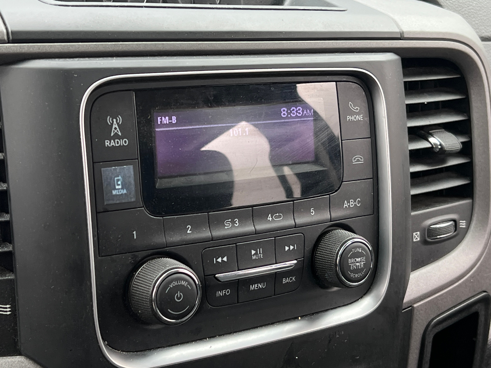 Thumbnail: 2020 RAM 1500 Classic - 3