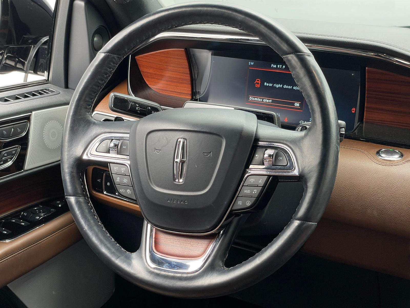 Thumbnail: 2023 Lincoln Navigator L - 4