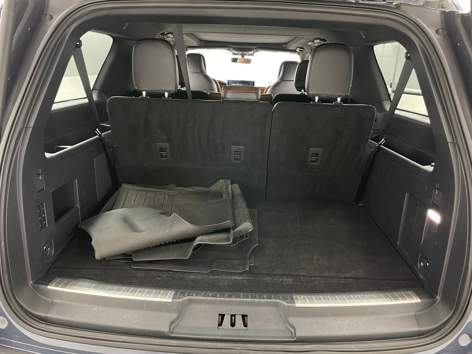 Thumbnail: 2023 Lincoln Navigator L - 6