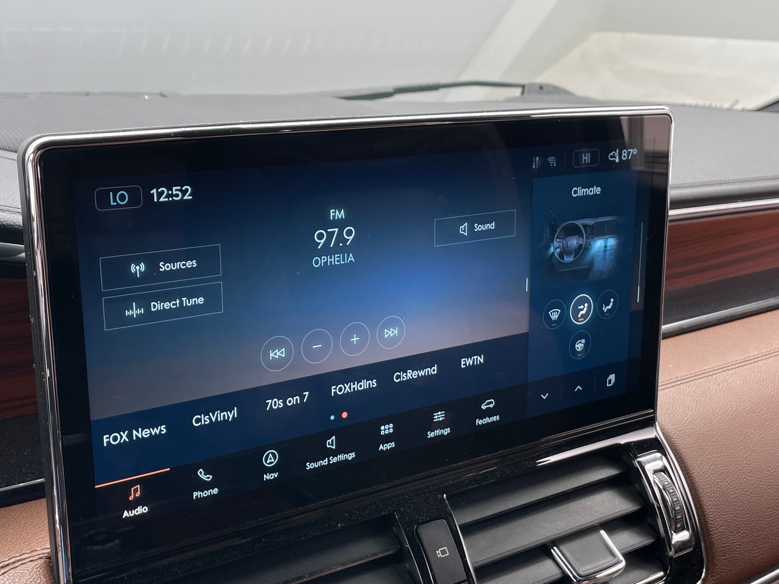 Thumbnail: 2023 Lincoln Navigator L - 3