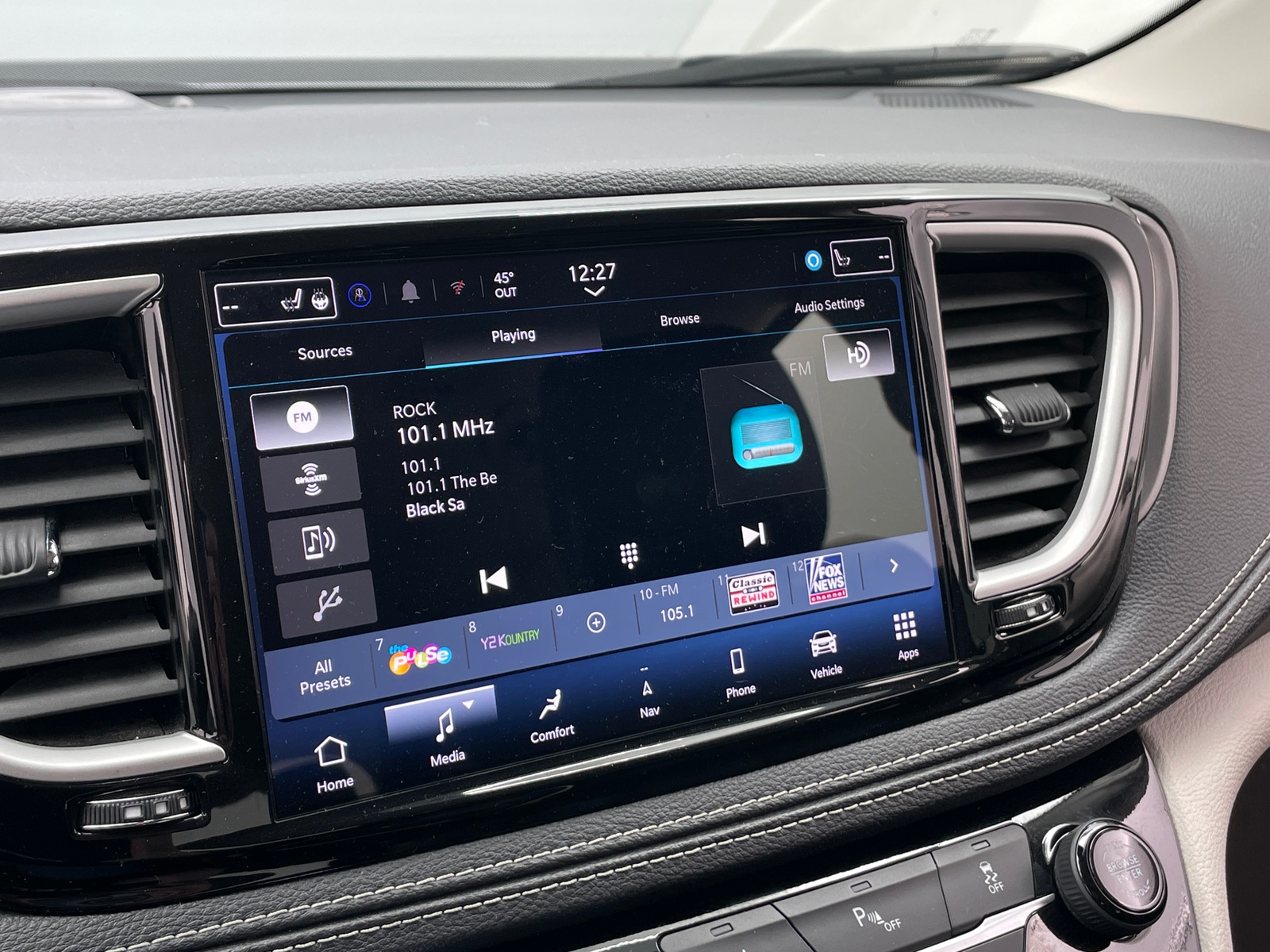 Thumbnail: 2024 Chrysler Pacifica - 3