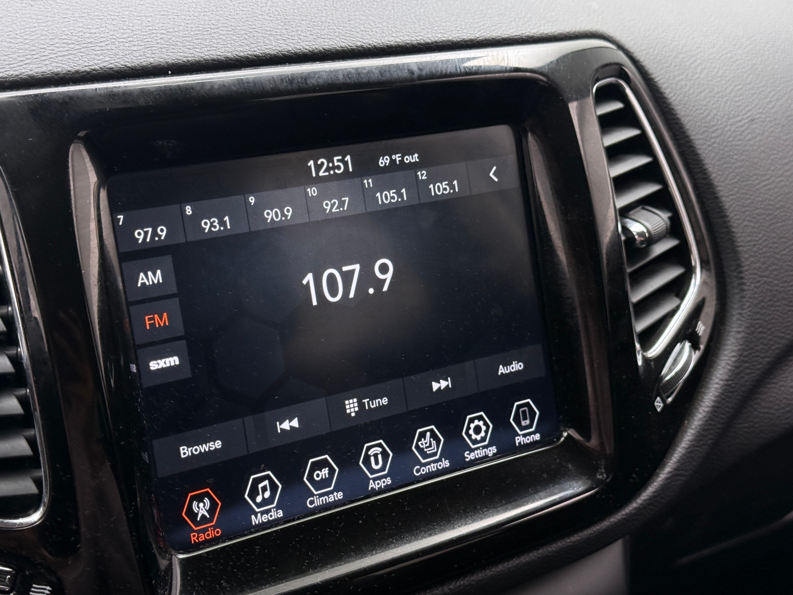 Thumbnail: 2019 Jeep Compass - 3