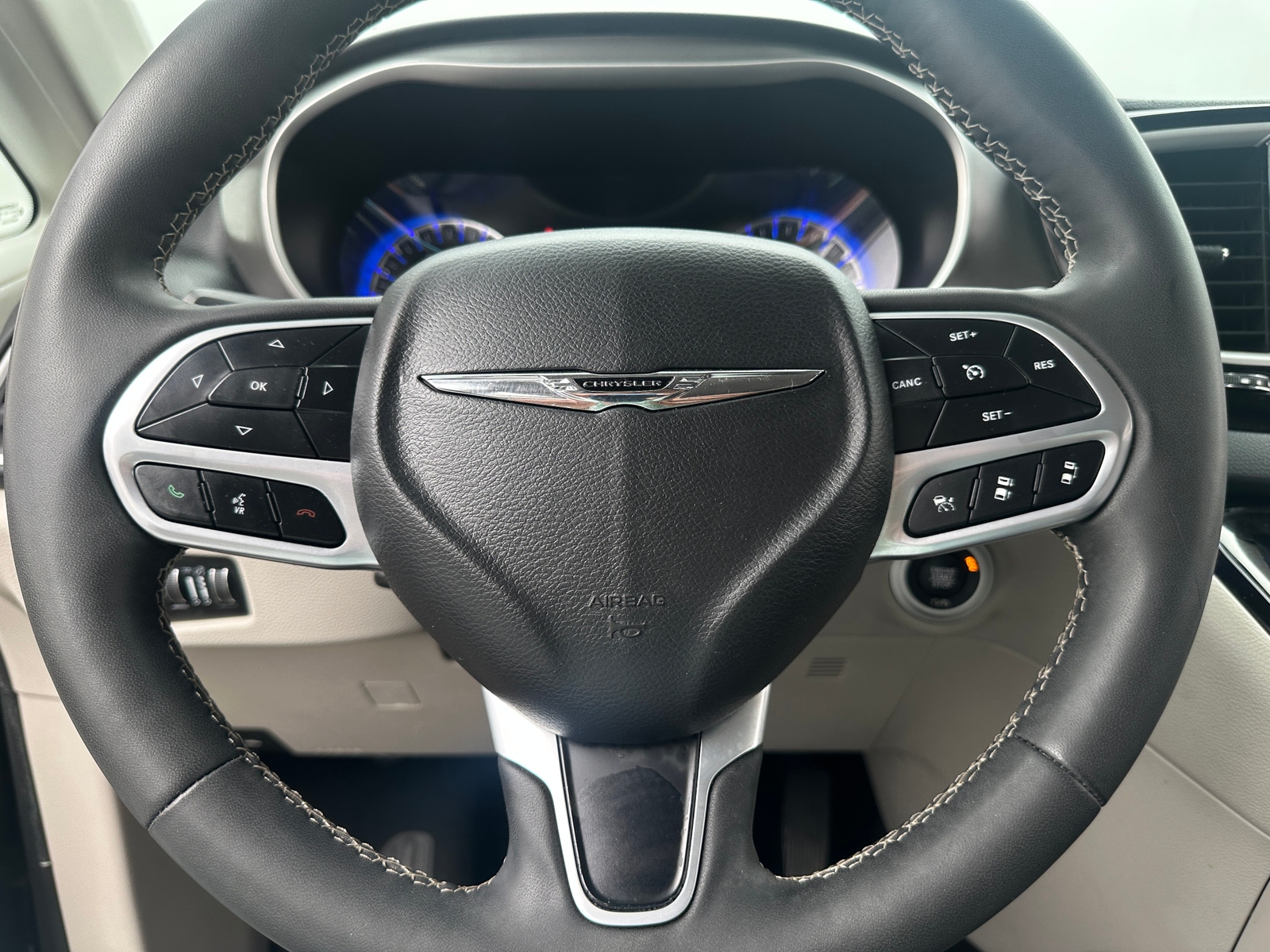Thumbnail: 2023 Chrysler Pacifica - 4
