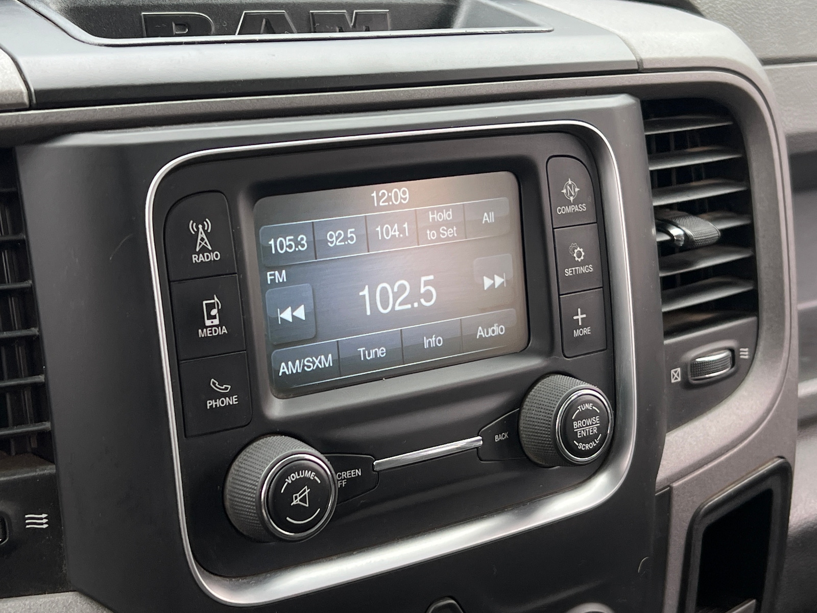 Thumbnail: 2019 RAM 1500 Classic - 3