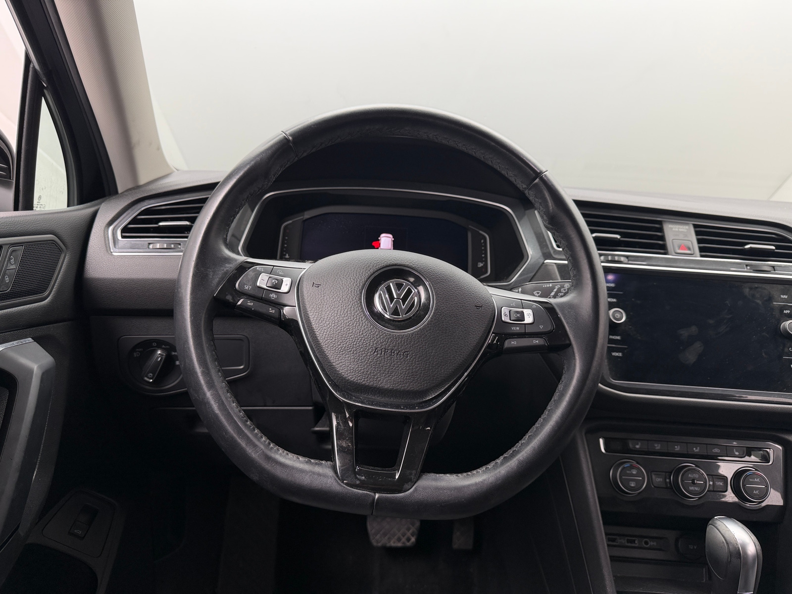 Thumbnail: 2019 Volkswagen Tiguan - 4