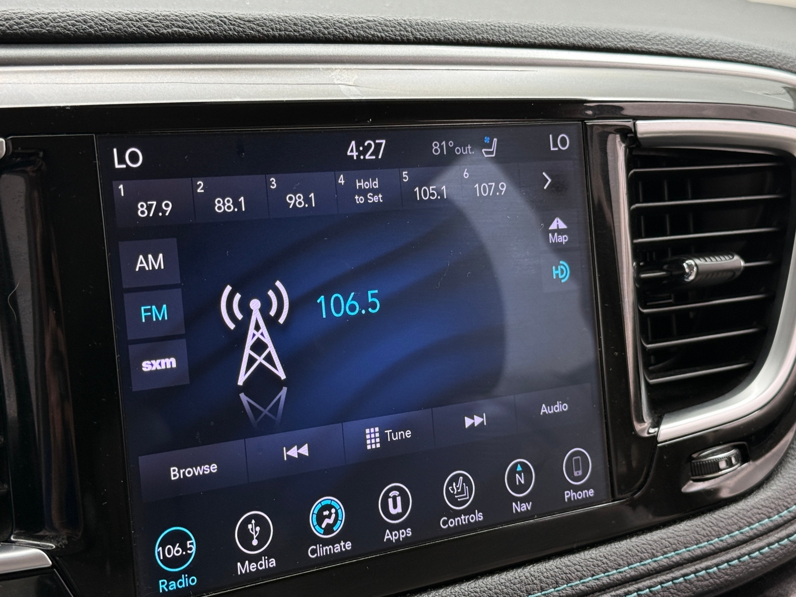 Thumbnail: 2018 Chrysler Pacifica - 3