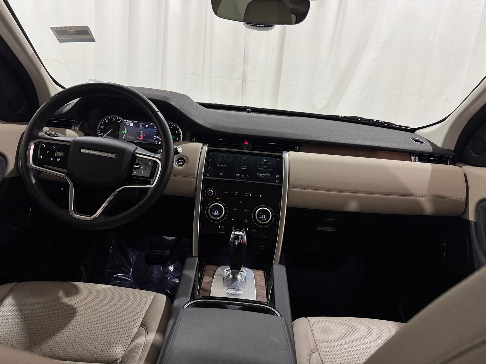 Thumbnail: 2023 Land Rover Discovery Sport - 3