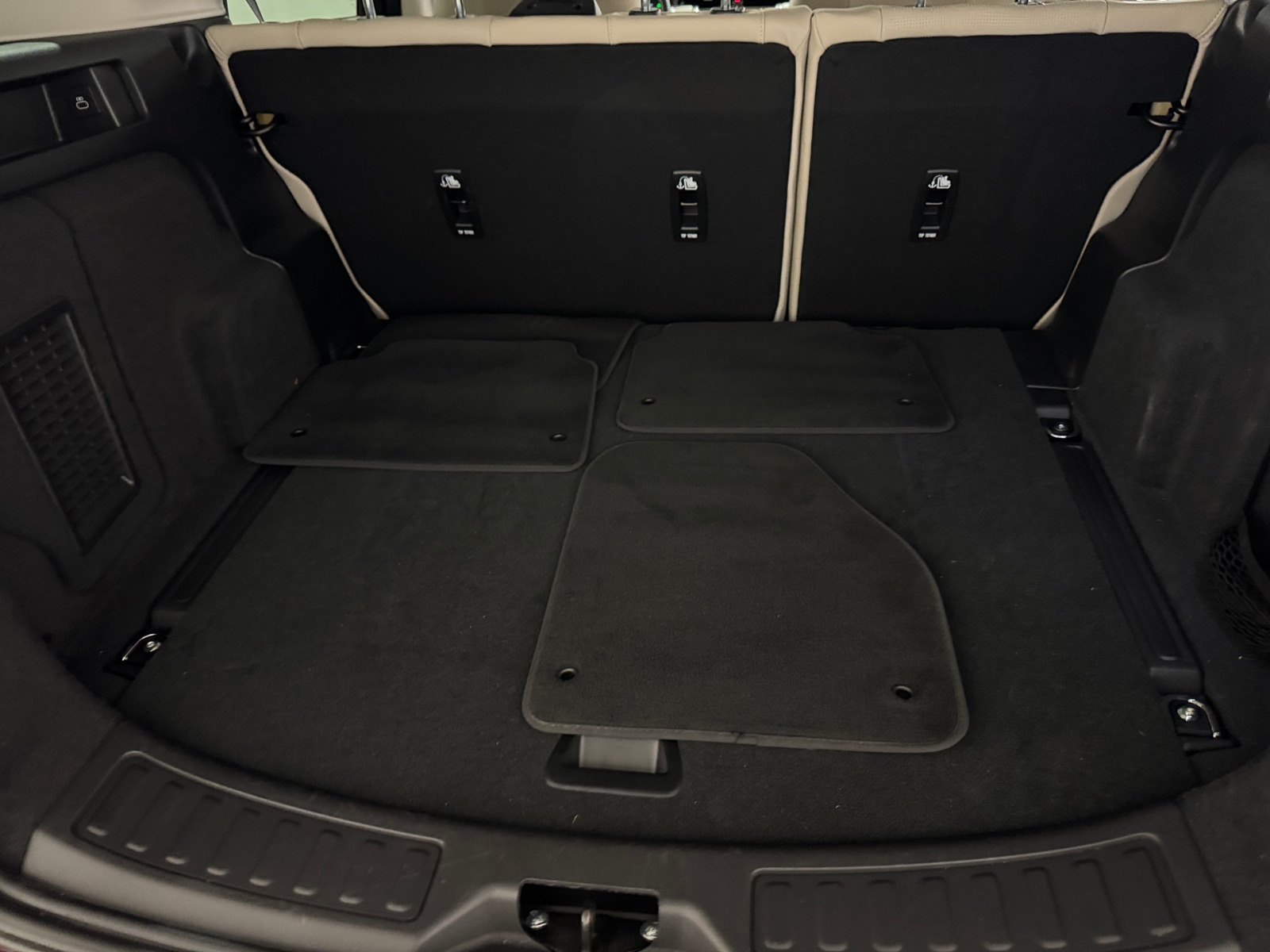 Thumbnail: 2023 Land Rover Discovery Sport - 7