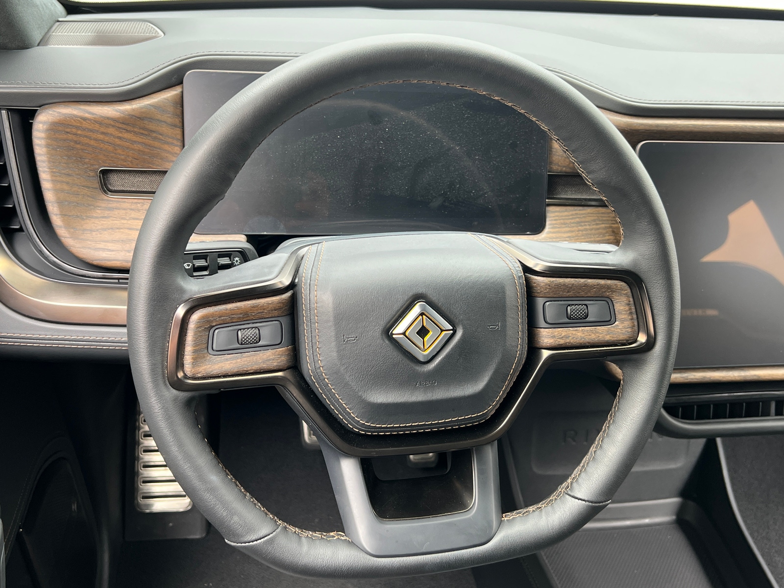 Thumbnail: 2025 Rivian R1T - 4