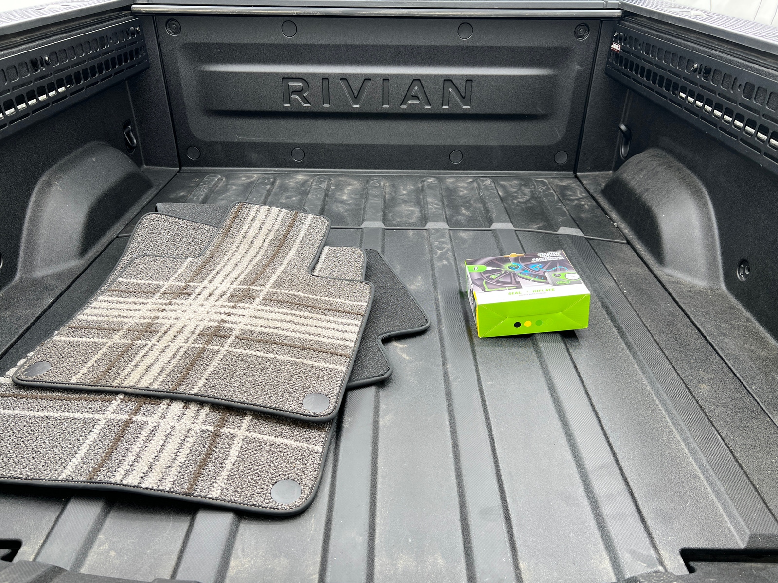 Thumbnail: 2025 Rivian R1T - 6
