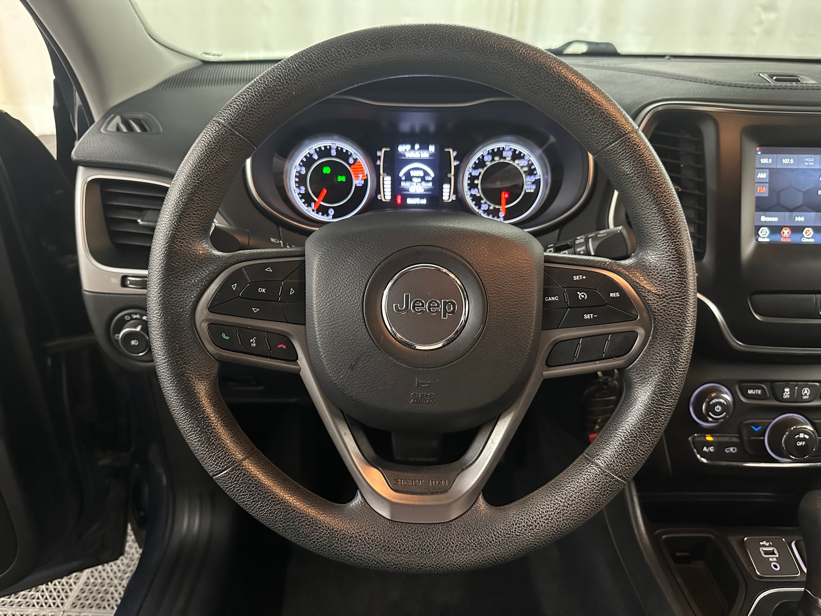 Thumbnail: 2019 Jeep Cherokee - 5
