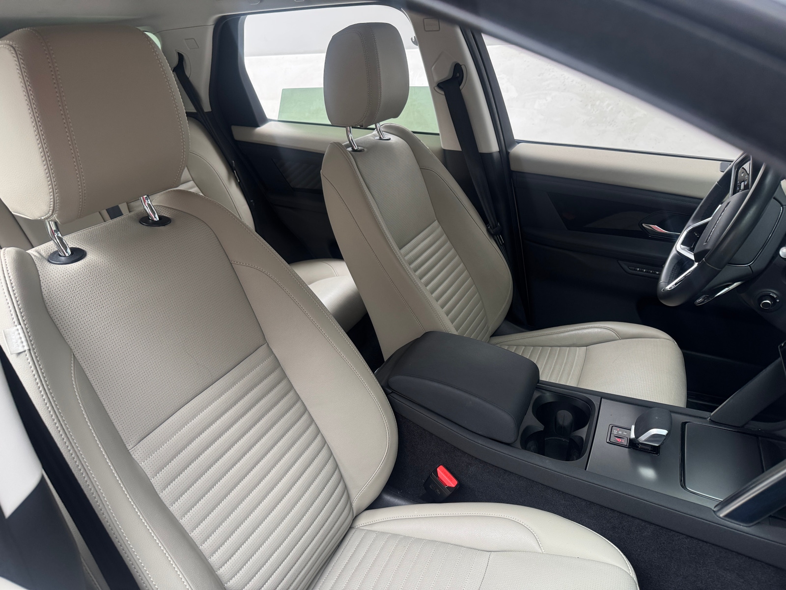 Thumbnail: 2024 Land Rover Discovery Sport - 2