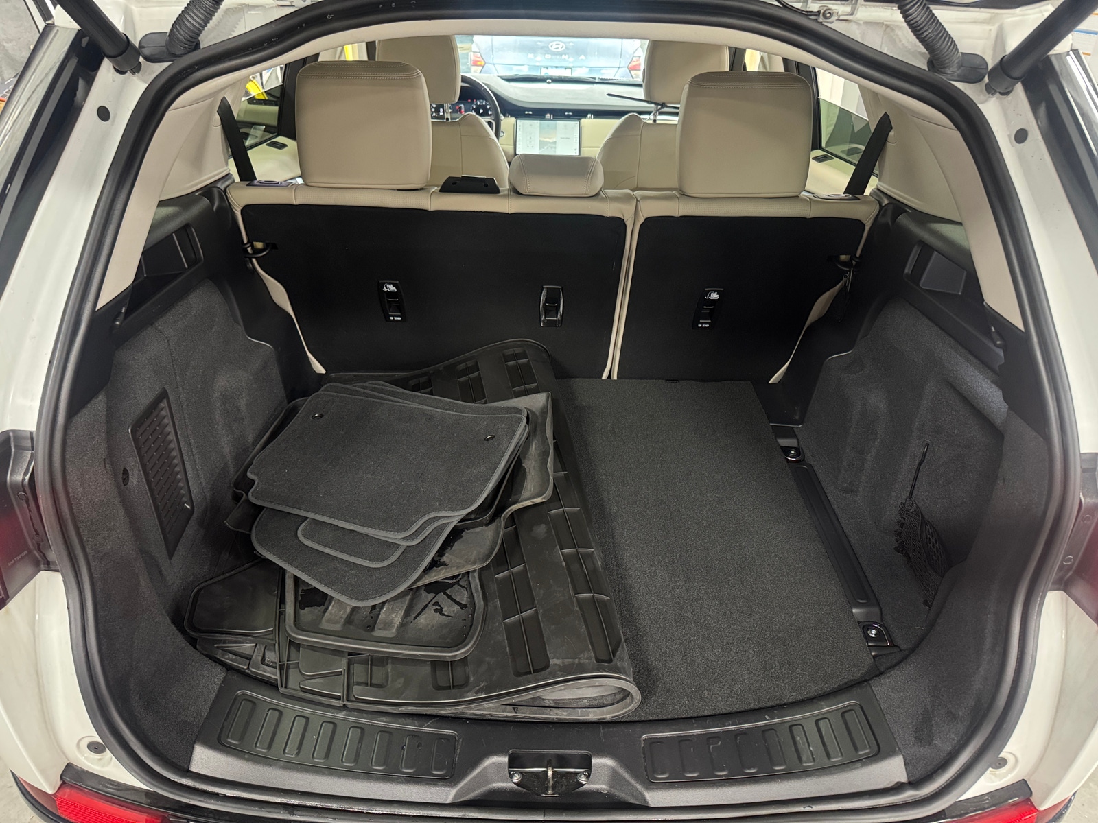 Thumbnail: 2024 Land Rover Discovery Sport - 6