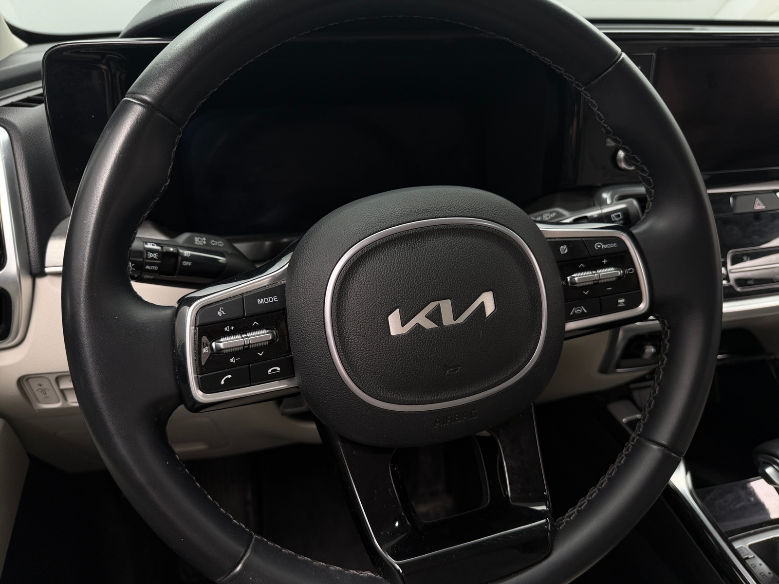 Thumbnail: 2023 Kia Sorento - 4