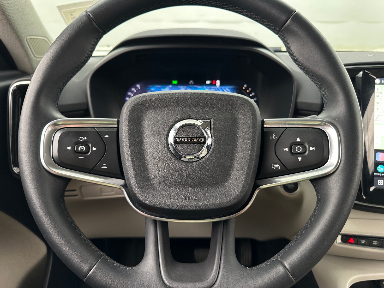 Thumbnail: 2023 Volvo XC40 - 4