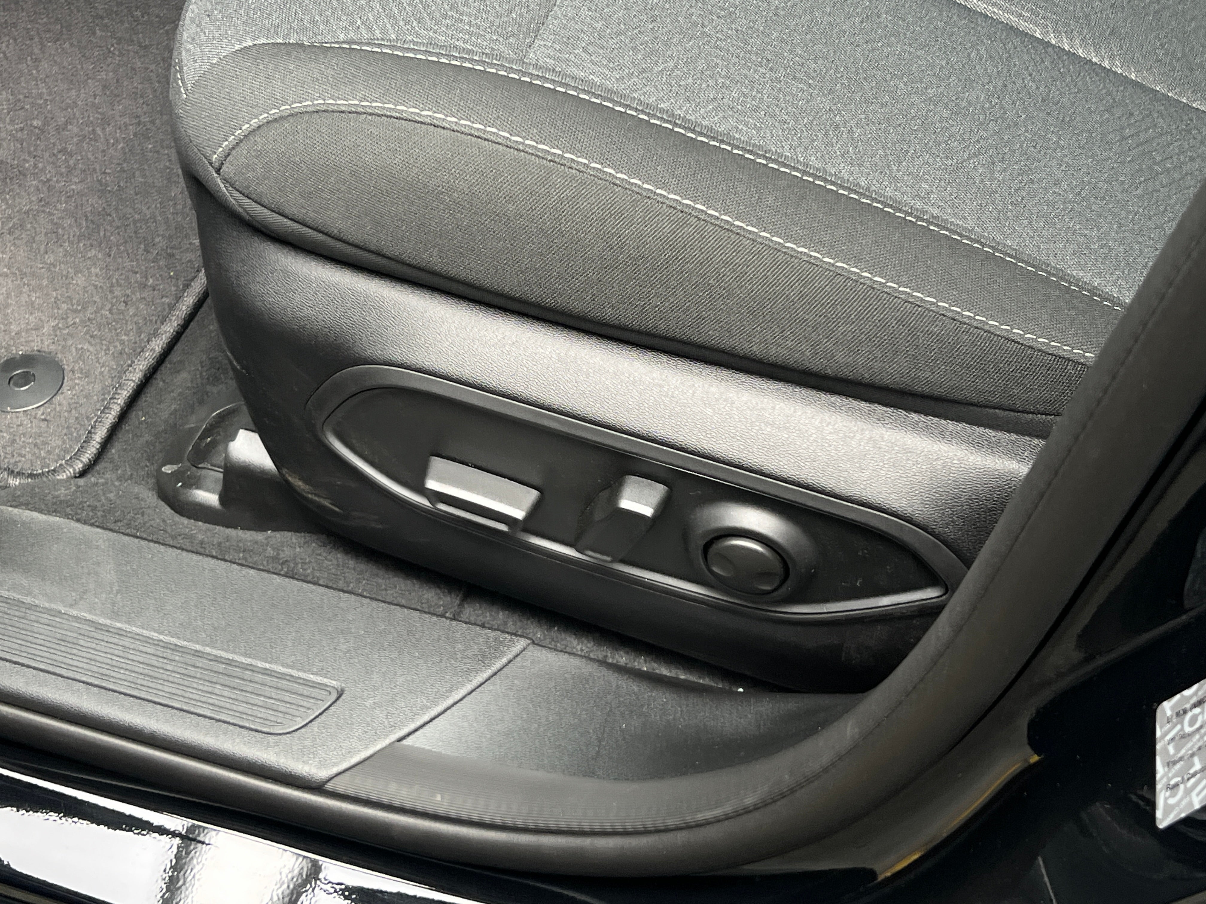 2026 Jeep Cherokee Laredo - Photo 3