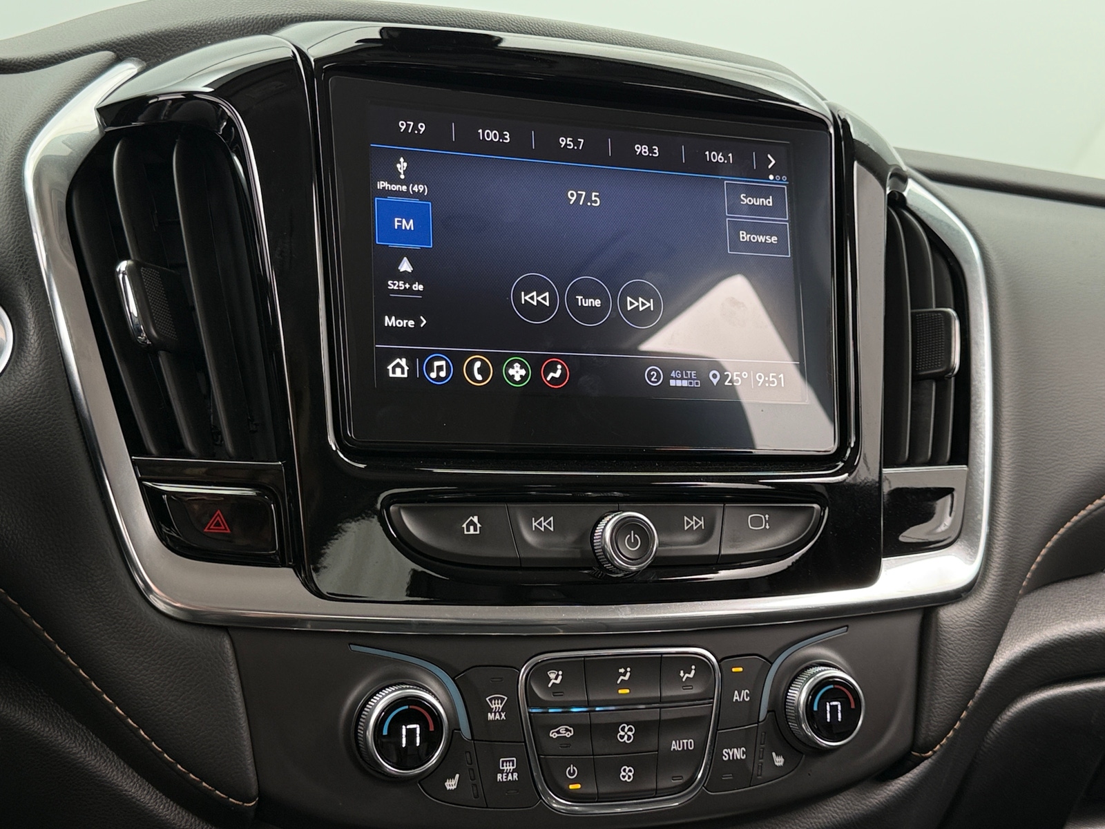 Thumbnail: 2021 Chevrolet Traverse - 3