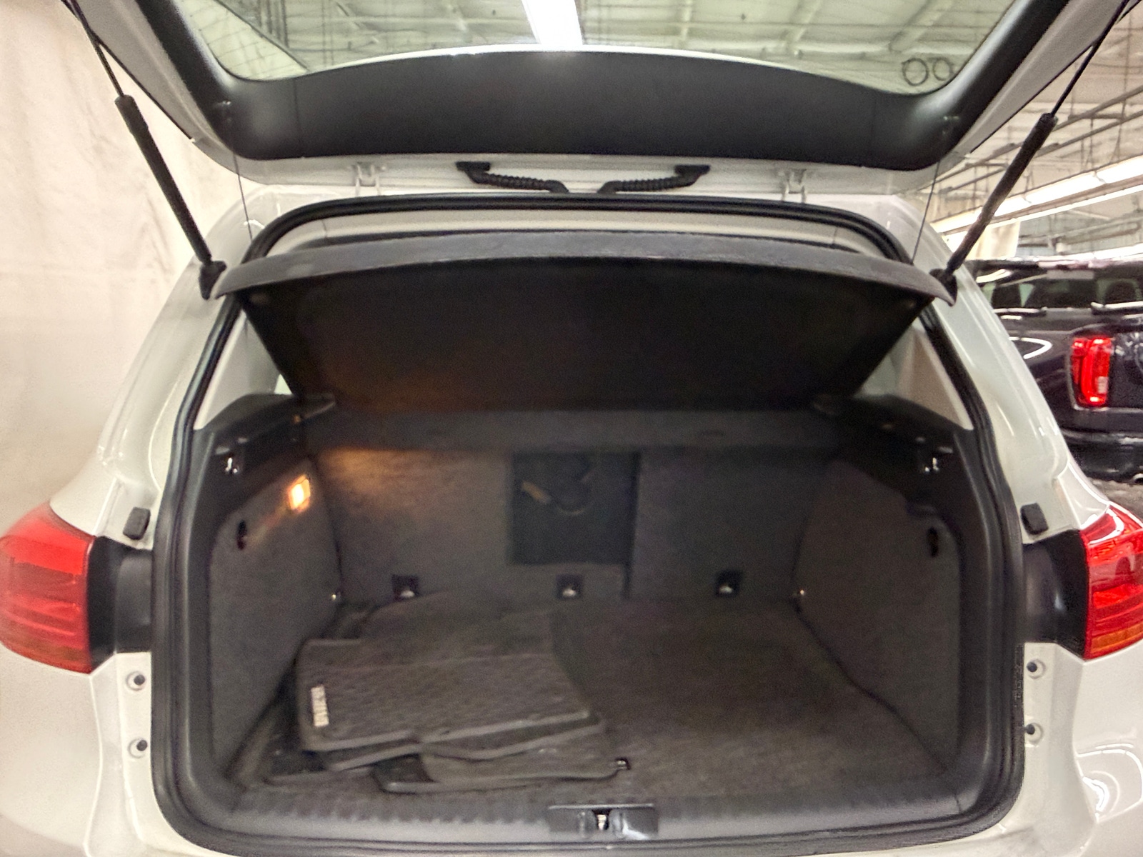 Thumbnail: 2017 Volkswagen Tiguan - 7