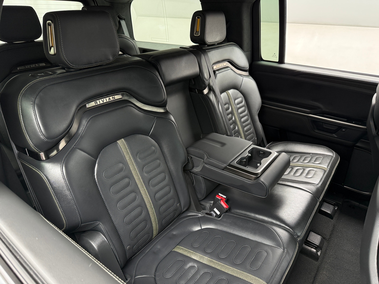 Thumbnail: 2025 Rivian R1S - 5