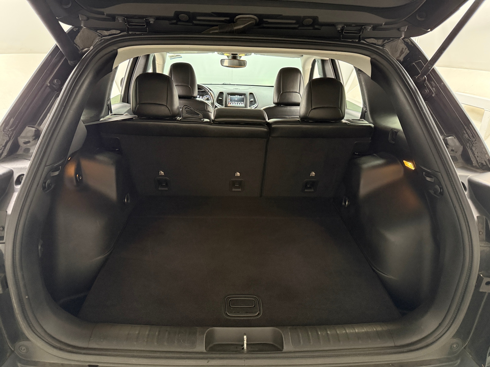 Thumbnail: 2019 Jeep Cherokee - 7