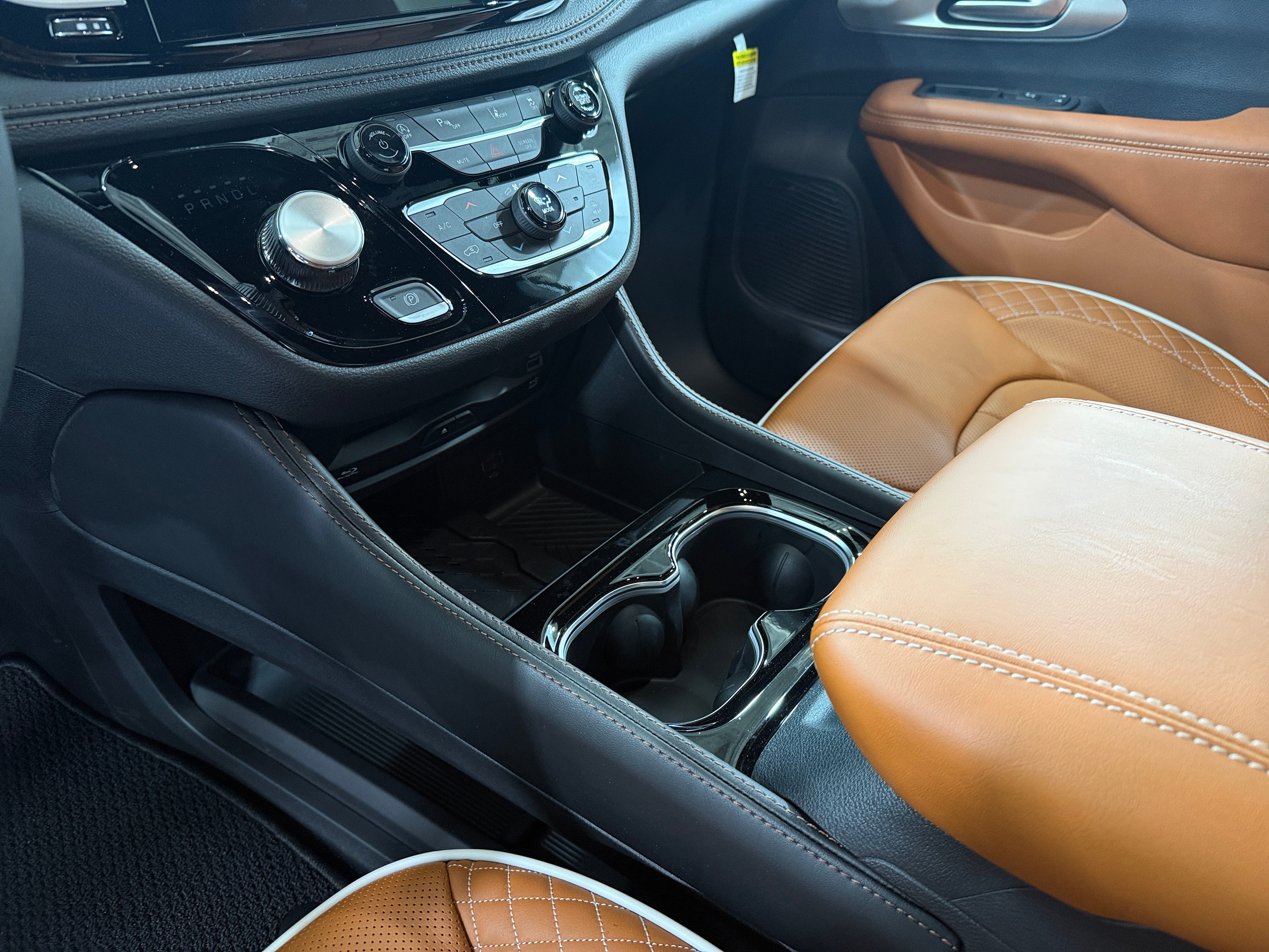 2026 Chrysler Pacifica Pinnacle's photo